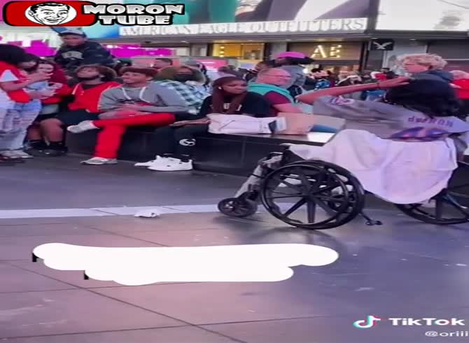 Video :On the street, young people make fun of and degrade a crippled person